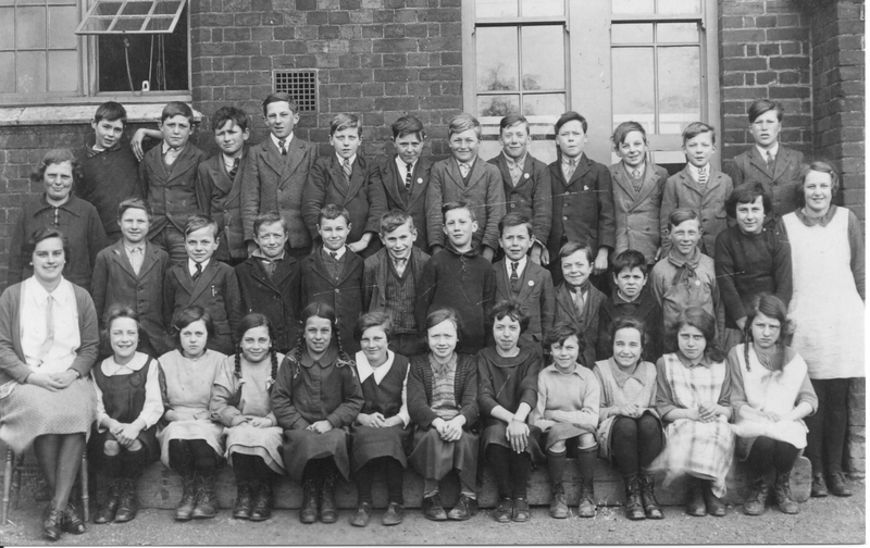 k, Stradbroke School C. 1925 Roy 4th from right mid row.jpg