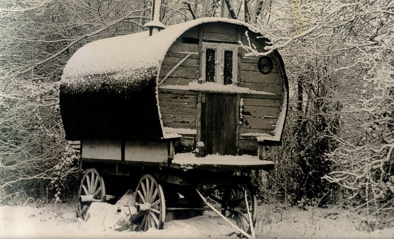 GS014 Places - doggetts gipsey caravan  in winter snow.jpg